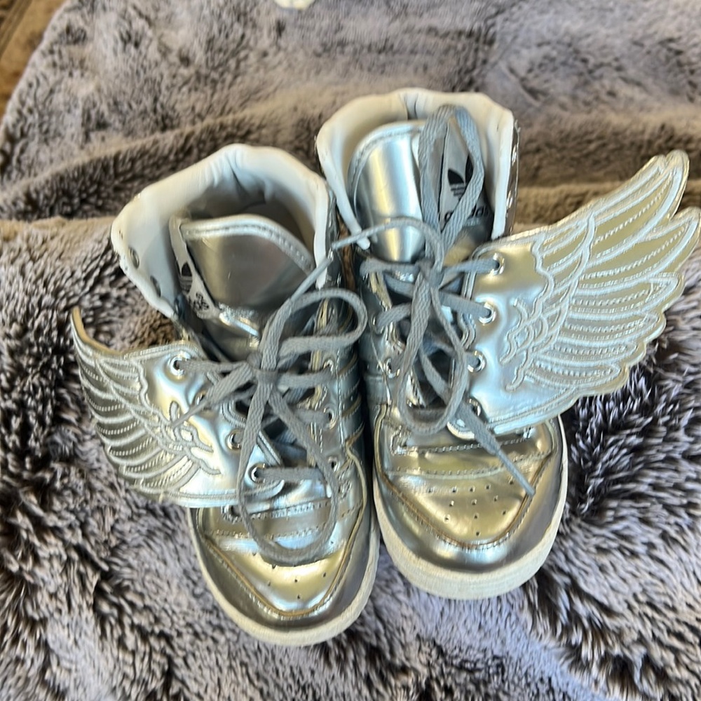 ADIDAS metallic silver/wings